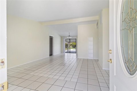House in Port Charlotte, Florida 4 bedrooms, 121.33 sq.m. № 2217003 - photo 5