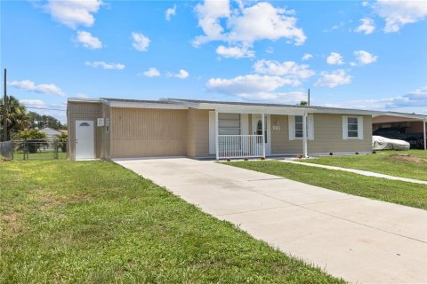 House in Port Charlotte, Florida 4 bedrooms, 121.33 sq.m. № 2217003 - photo 2
