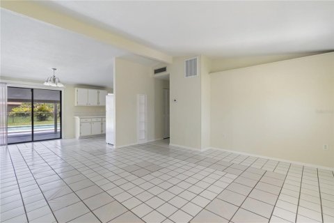 House in Port Charlotte, Florida 4 bedrooms, 121.33 sq.m. № 2217003 - photo 7
