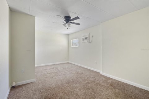 House in Port Charlotte, Florida 4 bedrooms, 121.33 sq.m. № 2217003 - photo 13