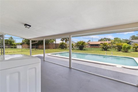 House in Port Charlotte, Florida 4 bedrooms, 121.33 sq.m. № 2217003 - photo 30