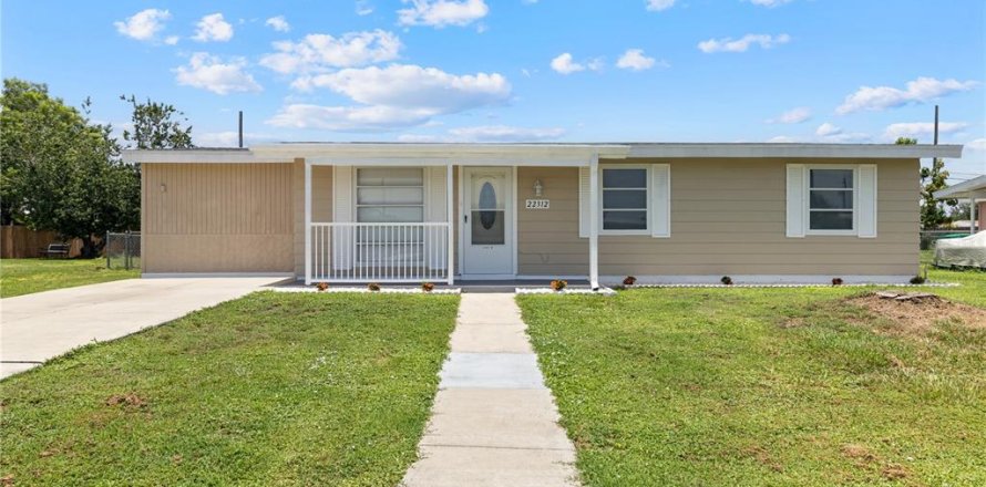 House in Port Charlotte, Florida 4 bedrooms, 121.33 sq.m. № 2217003
