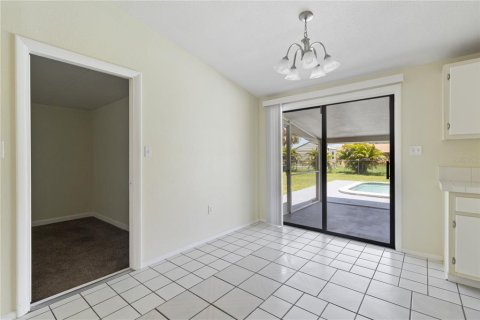 House in Port Charlotte, Florida 4 bedrooms, 121.33 sq.m. № 2217003 - photo 10