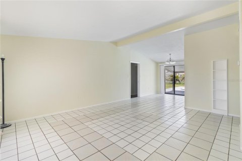 House in Port Charlotte, Florida 4 bedrooms, 121.33 sq.m. № 2217003 - photo 6