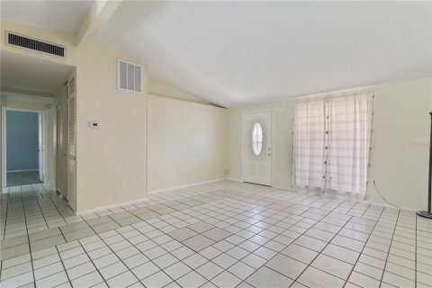 House in Port Charlotte, Florida 4 bedrooms, 121.33 sq.m. № 2217003 - photo 8