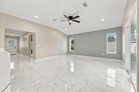 House in Leesburg, Florida 3 bedrooms, 139.35 sq.m. № 2428651 - photo 9