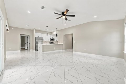House in Leesburg, Florida 3 bedrooms, 139.35 sq.m. № 2428651 - photo 8