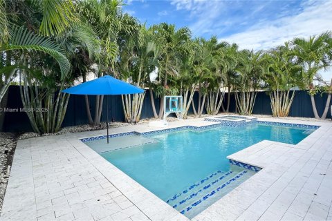 Casa en venta en Cutler Bay, Florida, 4 dormitorios, 220.83 m2 № 1966079 - foto 14