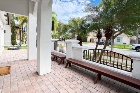 Casa en venta en Cutler Bay, Florida, 4 dormitorios, 220.83 m2 № 1966079 - foto 4