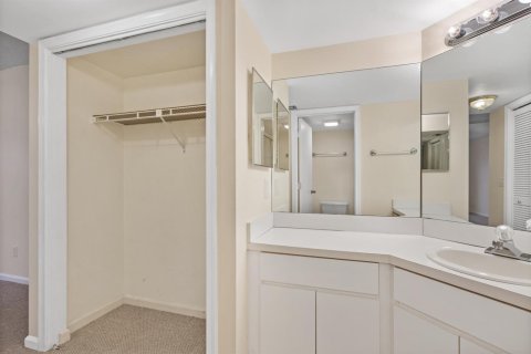 Condo in Stuart, Florida, 2 bedrooms  № 2188436 - photo 17