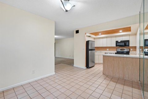 Condo in Stuart, Florida, 2 bedrooms  № 2188436 - photo 8