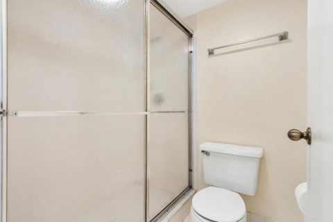 Condo in Stuart, Florida, 2 bedrooms  № 2188436 - photo 18