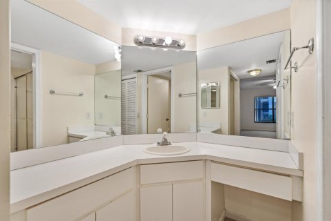 Condo in Stuart, Florida, 2 bedrooms  № 2188436 - photo 16