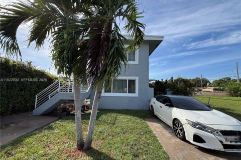 Commercial property in Miami, Florida 139.35 sq.m. № 1976742 - photo 2