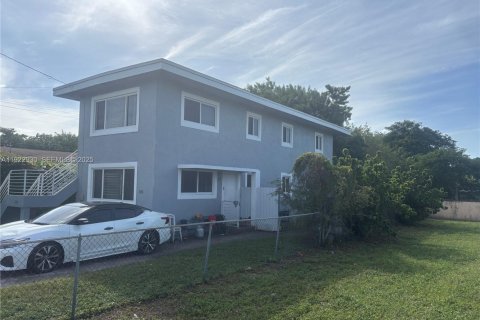 Commercial property in Miami, Florida 139.35 sq.m. № 1976742 - photo 1