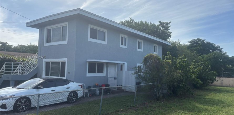 Commercial property in Miami, Florida 139.35 sq.m. № 1976742