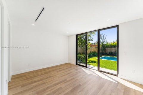 House in Miami, Florida 5 bedrooms, 229.65 sq.m. № 1731365 - photo 20