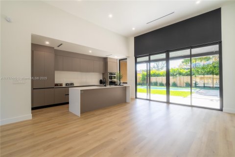 House in Miami, Florida 5 bedrooms, 229.65 sq.m. № 1731365 - photo 8
