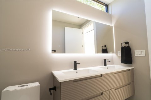 House in Miami, Florida 5 bedrooms, 229.65 sq.m. № 1731365 - photo 27