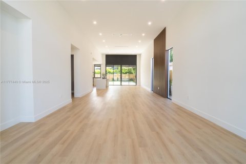 House in Miami, Florida 5 bedrooms, 229.65 sq.m. № 1731365 - photo 6