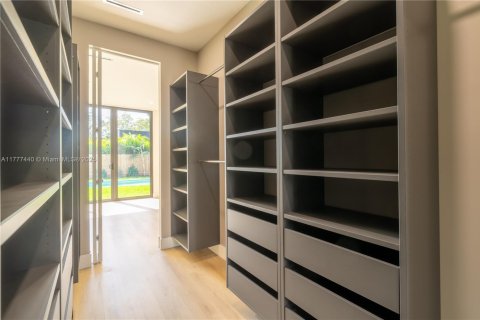 House in Miami, Florida 5 bedrooms, 229.65 sq.m. № 1731365 - photo 24