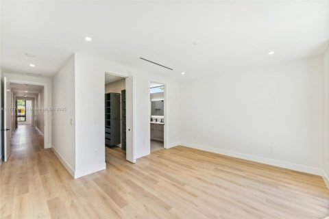 House in Miami, Florida 5 bedrooms, 229.65 sq.m. № 1731365 - photo 22
