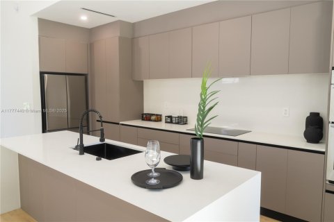 House in Miami, Florida 5 bedrooms, 229.65 sq.m. № 1731365 - photo 12