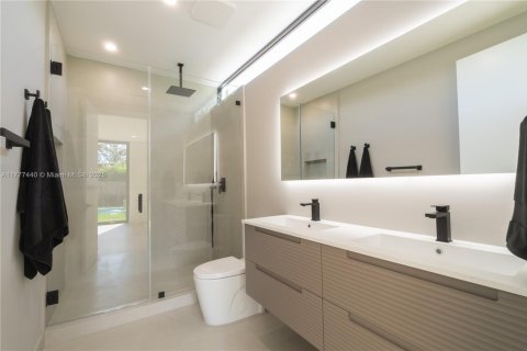 House in Miami, Florida 5 bedrooms, 229.65 sq.m. № 1731365 - photo 25