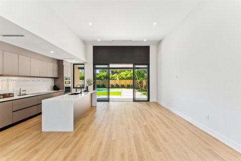 House in Miami, Florida 5 bedrooms, 229.65 sq.m. № 1731365 - photo 11