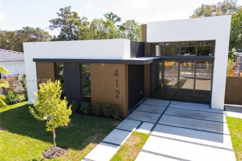 House in Miami, Florida 5 bedrooms, 229.65 sq.m. № 1731365 - photo 2