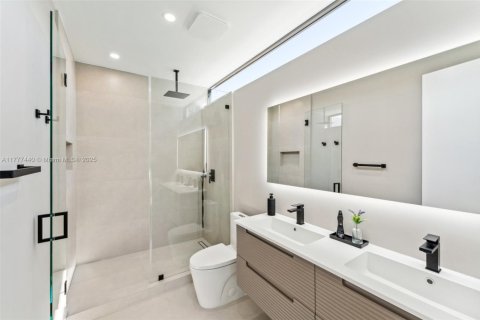 House in Miami, Florida 5 bedrooms, 229.65 sq.m. № 1731365 - photo 26