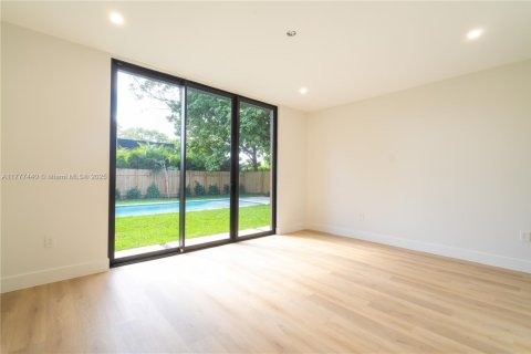 House in Miami, Florida 5 bedrooms, 229.65 sq.m. № 1731365 - photo 19