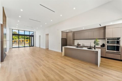 House in Miami, Florida 5 bedrooms, 229.65 sq.m. № 1731365 - photo 15