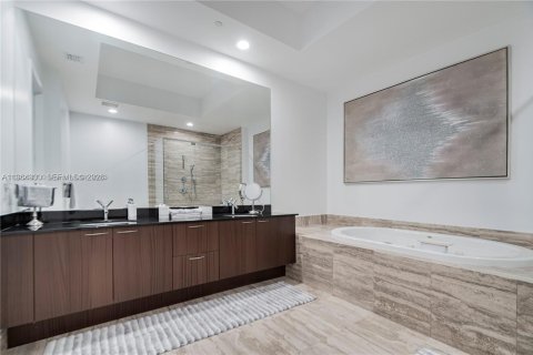 Снять в аренду квартиру в Санни-Айлс-Бич, Флорида 3 спальни, 182.27м2, № 2079503 - фото 12