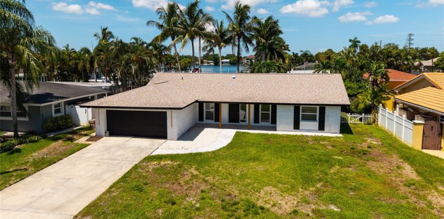 Villa ou maison à Saint Petersburg, Floride 3 chambres, 156.91 m2 № 2403046