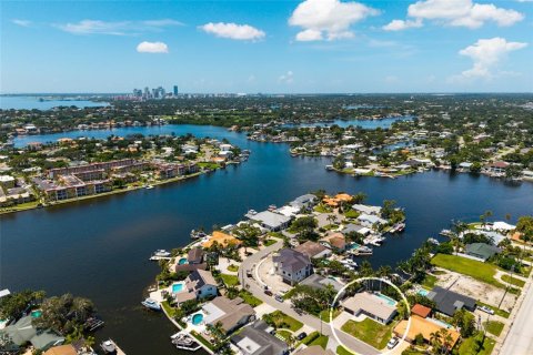 Villa ou maison à louer à Saint Petersburg, Floride: 3 chambres, 156.91 m2 № 2403046 - photo 2