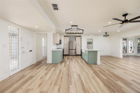Villa ou maison à louer à Saint Petersburg, Floride: 3 chambres, 156.91 m2 № 2403046 - photo 7