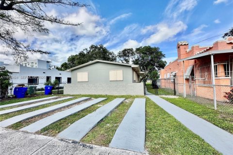 Commercial property in Miami, Florida 139.35 sq.m. № 1994204 - photo 2