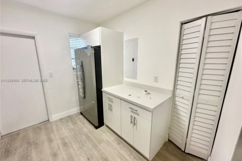 Commercial property in Miami, Florida 139.35 sq.m. № 1994204 - photo 5