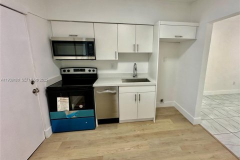 Commercial property in Miami, Florida 139.35 sq.m. № 1994204 - photo 12