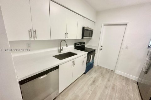 Commercial property in Miami, Florida 139.35 sq.m. № 1994204 - photo 4