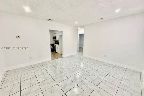 Commercial property in Miami, Florida 139.35 sq.m. № 1994204 - photo 15