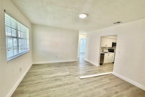 Commercial property in Miami, Florida 139.35 sq.m. № 1994204 - photo 6