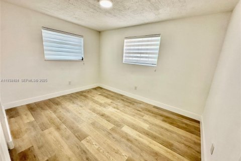 Commercial property in Miami, Florida 139.35 sq.m. № 1994204 - photo 16