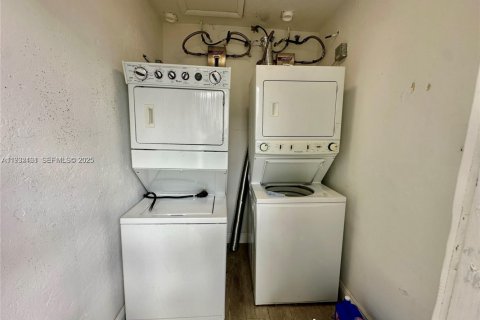 Commercial property in Miami, Florida 139.35 sq.m. № 1994204 - photo 14