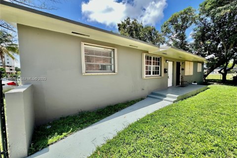 Commercial property in Miami, Florida 139.35 sq.m. № 1994204 - photo 3