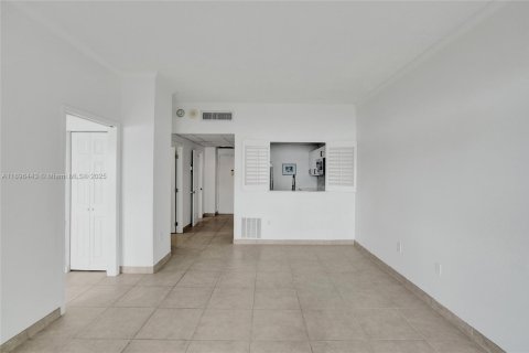 Condo in Sunny Isles Beach, Florida, 1 bedroom  № 1949919 - photo 15