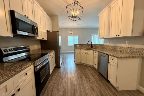 House in Winter Haven, Florida 2 bedrooms, 132.39 sq.m. № 2237690 - photo 11