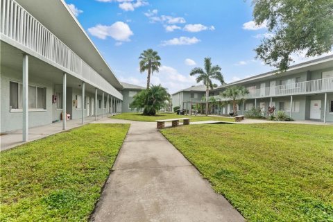 Condo in Saint Petersburg, Florida, 1 bedroom  № 1913187 - photo 5