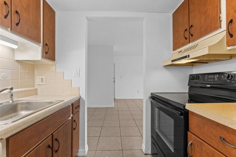 Condo in Saint Petersburg, Florida, 1 bedroom  № 1913187 - photo 16